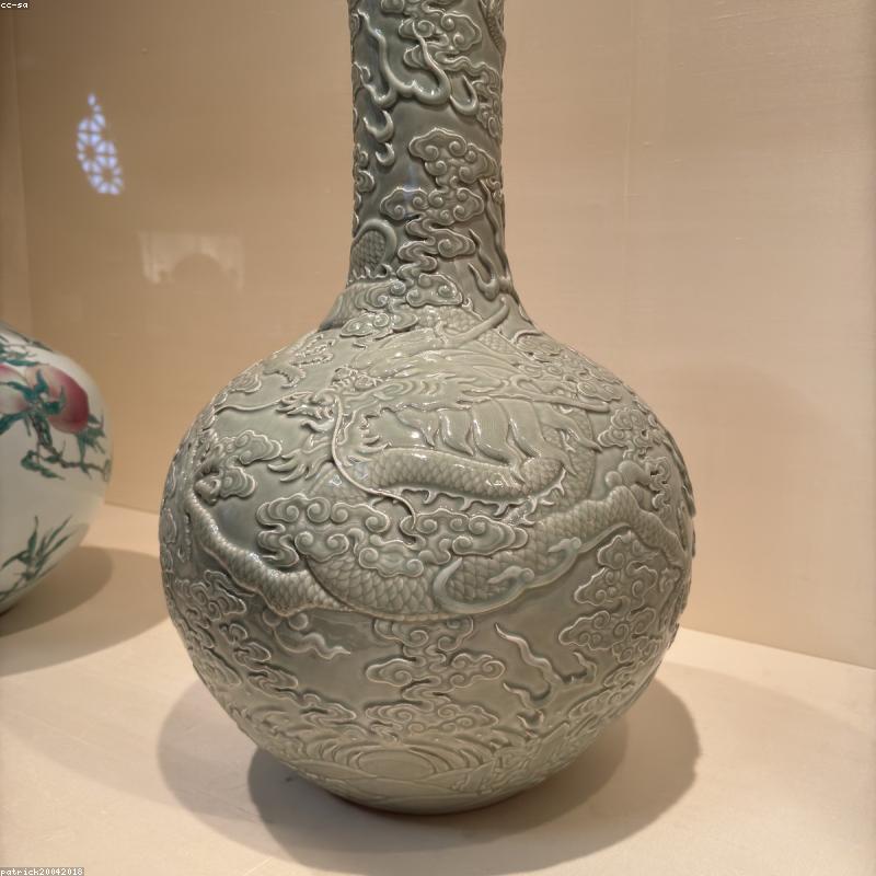 青花缠枝莲纹瓶